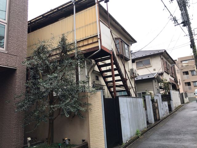 木造2階建て共同住宅解体工事(東京都渋谷区上原)　工事前の様子です。
